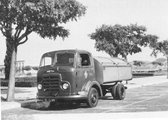 Karrier Bantam Veículo municipal para transporte de lixo c1950 a.jpg