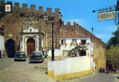 ÓBIDOS - Porta da Vila e Carros.jpg