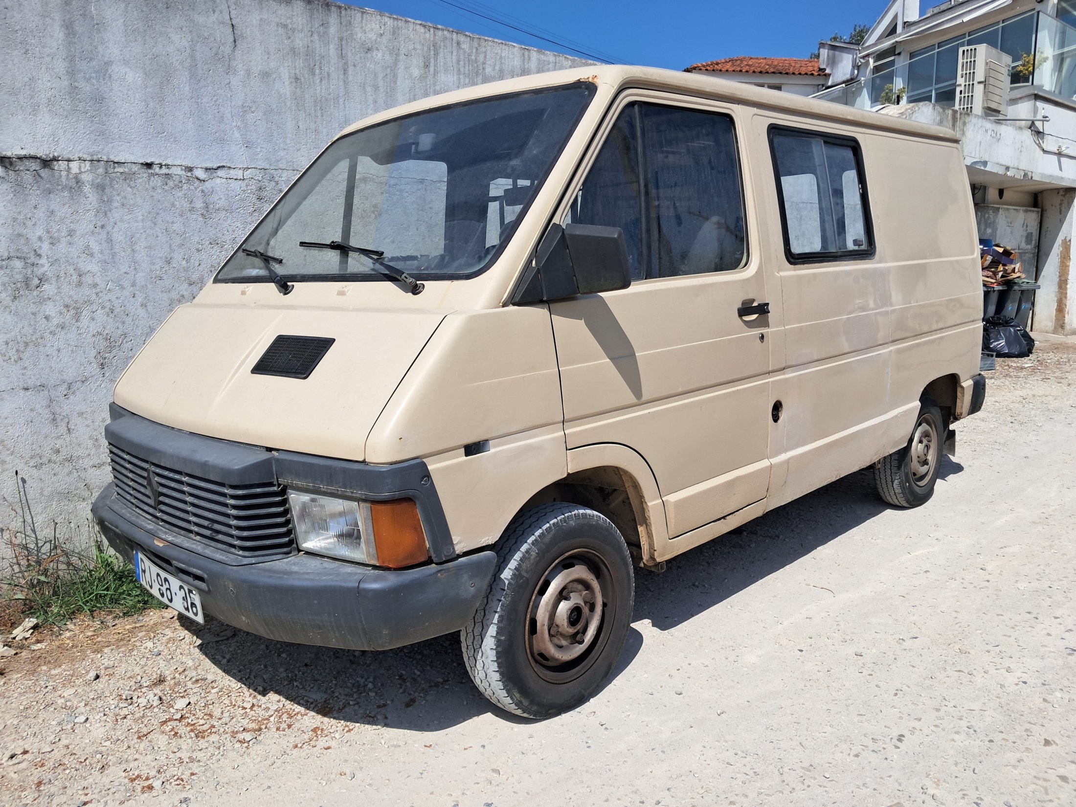 Renault Trafic (1).jpg