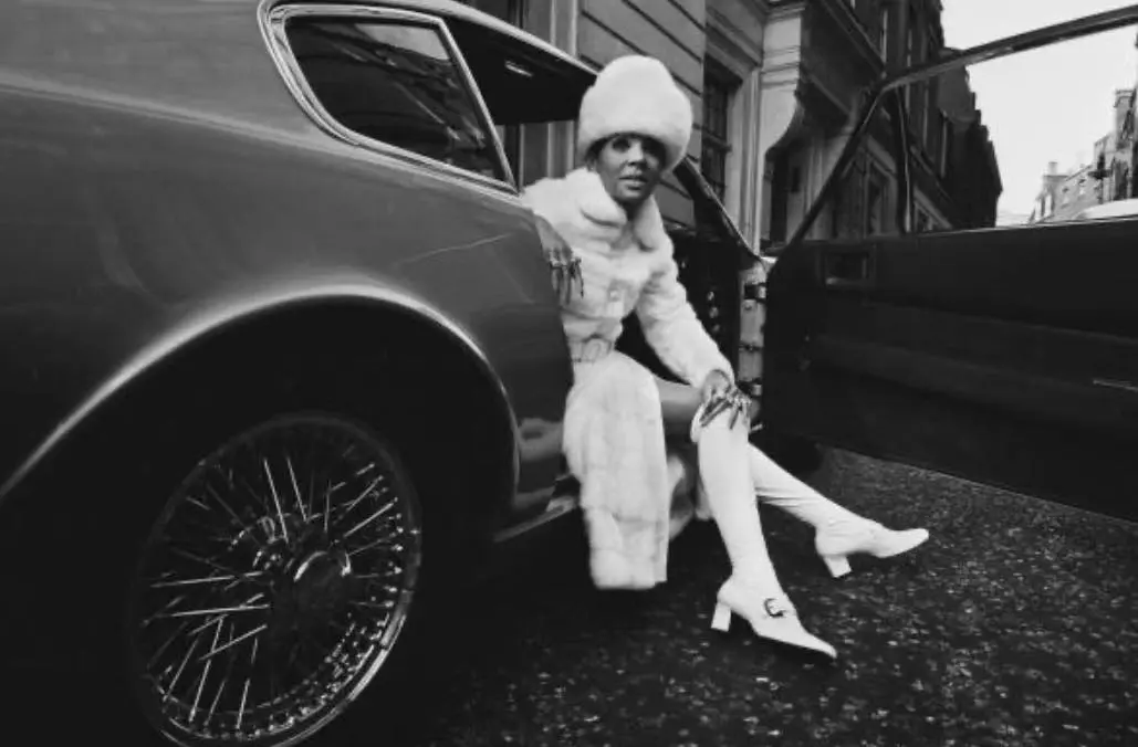 Shirley Bassey with her Aston Martin DBS - 1970.webp