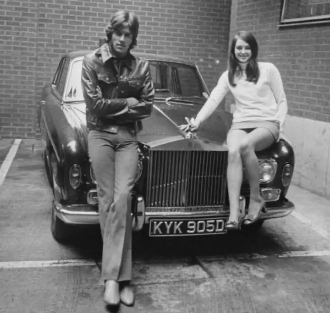 Barry Gibb (Bee Gees) e a namorada Linda Gray, no seu  Rolls Royce 1968.webp